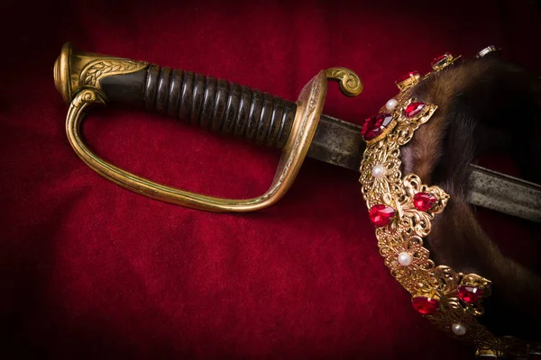 黄金の王の王冠と1875年頃のフランス歩兵将校のセイバー剣 — ストック写真