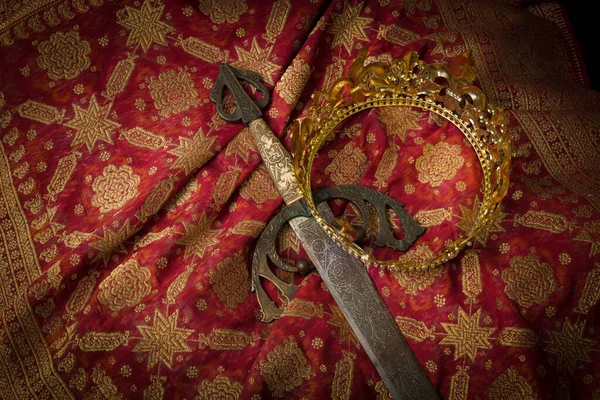 Coroa Rei Dourado Espada Conquistadora Bronze Esta Uma Espada Toledo — Fotografia de Stock