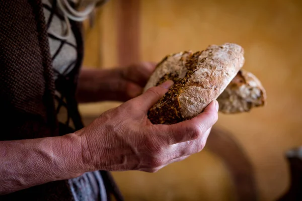 Жінка Автентичному Селянському Ренесансному Костюмі Ламає Хліб — стокове фото