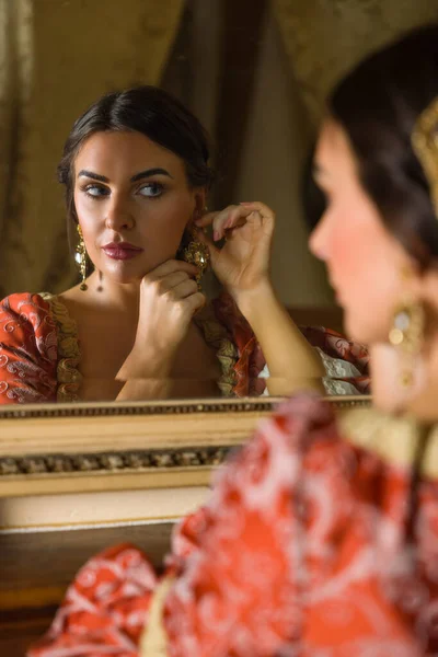 Mulher Bonita Vestido Renascentista Olhando Para Espelho Dourado Antigo Seu — Fotografia de Stock