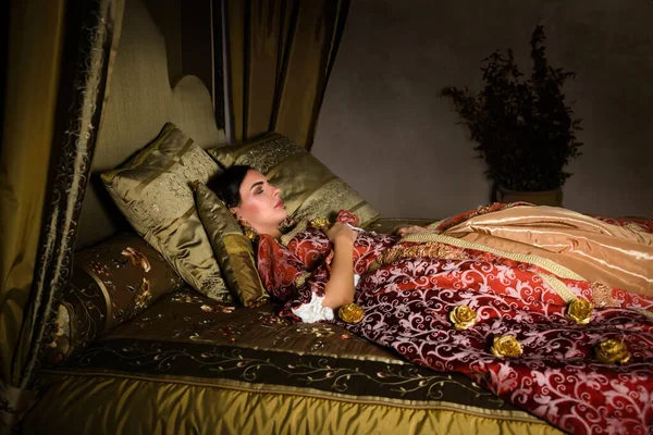 Золотая Средневековая Спальня Красивой Кроватью Балдахином Женщина Платье Эпохи Возрождения — стоковое фото