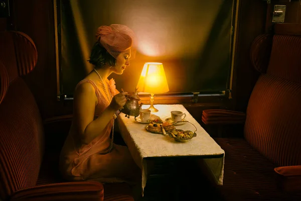 Cena Reencenação Uma Senhora Vestido Flapper 1920 Desfrutando Chá Alto — Fotografia de Stock