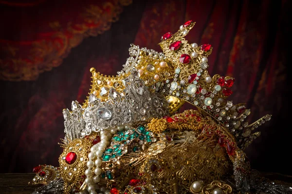 Романтический Образ Сундука Сокровищами Драгоценными Камнями Золотыми Коронами Короля — стоковое фото