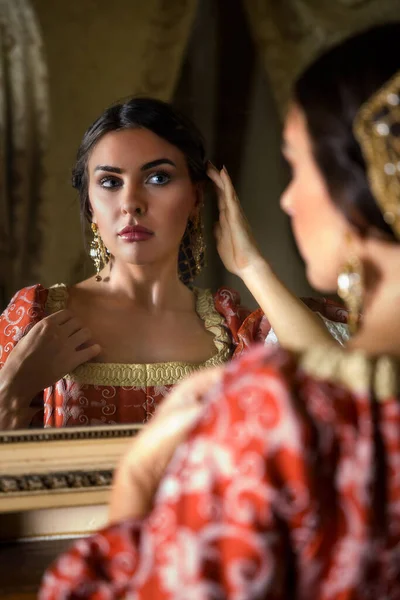 Όμορφη Γυναίκα Αναγεννησιακό Φόρεμα Κοιτάζοντας Μια Αντίκα Χρυσό Καθρέφτη Στο — Φωτογραφία Αρχείου