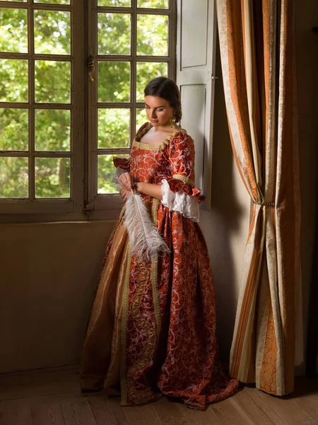 Frau Authentischem Renaissancekostüm Und Kopfbedeckung Steht Ihrem Fenster Einer Mittelalterlichen — Stockfoto