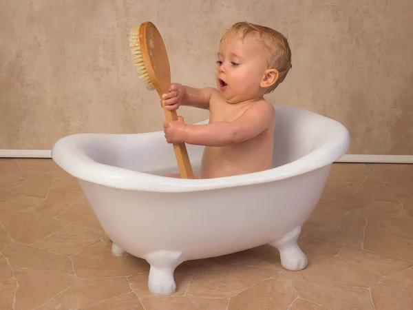 Escenas Felices Pequeño Bebé Lindo Meses Sentado Una Bañera Blanca — Foto de Stock
