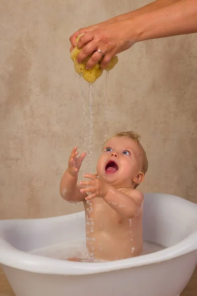 Escenas Felices Pequeño Bebé Lindo Meses Sentado Una Bañera Blanca —  Fotos de Stock