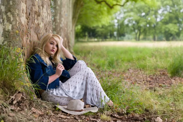 Vacker Ung Blond Kvinna Sitter Mot Ett Stort Träd Park — Stockfoto