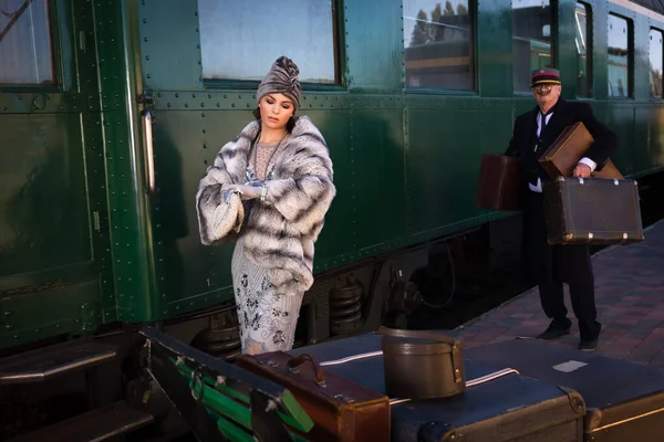 在一个真实的1927年第一流火车车厢旁边的月台上 一个20世纪20年代的美女在那里等着她的行李 — 图库照片