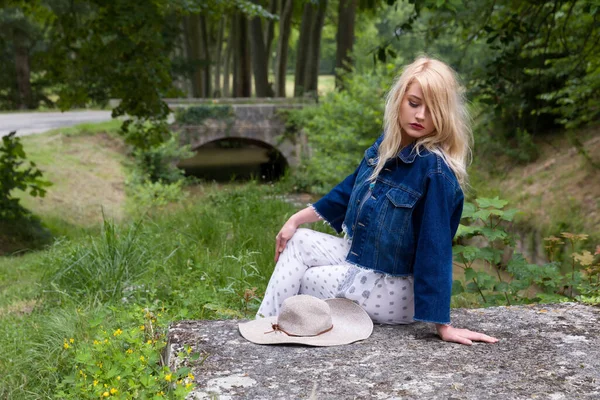 Young Pretty Blonde Woman Vintage Hat Waiting Rustic Bridge — Stock Photo, Image