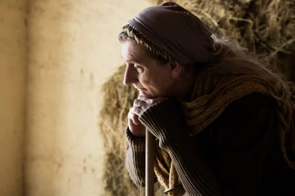 Tarihi Ortaçağ Kostümlü Bir Kadın Samanlıkta Süpürgeyle Çalışıyor — Stok fotoğraf