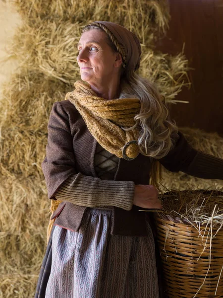 Woman Historical Medieval Costume Posing Wicker Basket Hay Barn — Foto Stock