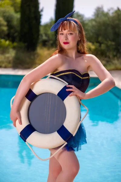 Yüzme Havuzunun Kenarında Seksi Denizci Kostümü Giymiş Çekici Genç Bir — Stok fotoğraf