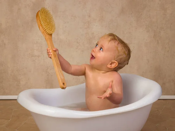 Escenas Felices Pequeño Bebé Lindo Meses Sentado Una Bañera Blanca — Foto de Stock