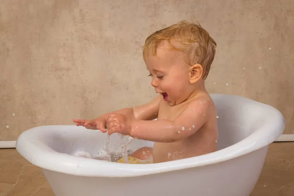 Счастливые Сцены Маленького Милого Месячного Мальчика Сидящего Винтажной Белой Ванне — стоковое фото