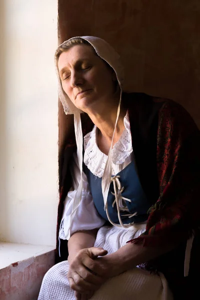Vermeer Rembrandt Style Portrait Woman Sitting Her Window — Stock Photo, Image