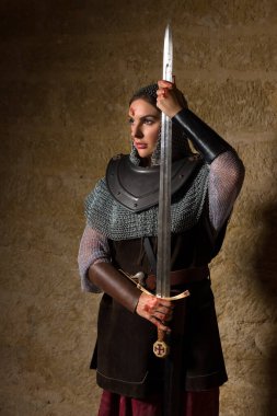 Efsanevi Jeanne d 'Arc' ı tasvir eden zırhlı bir ortaçağ şövalyesinin canlandırma sahnesi.