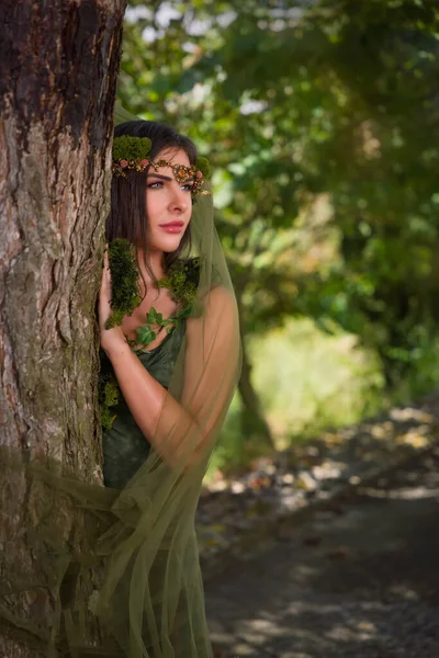 Schöne Junge Frau Grünem Kleid Posiert Als Waldfee Mit Schieren — Stockfoto