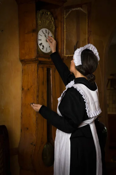 Szenen Einer Schönen Jungen Viktorianischen Dienstmädchen Bei Hausarbeiten Einem Antiken — Stockfoto
