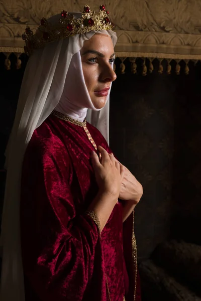 穿着中世纪服装 头戴金冠的年轻女子 — 图库照片