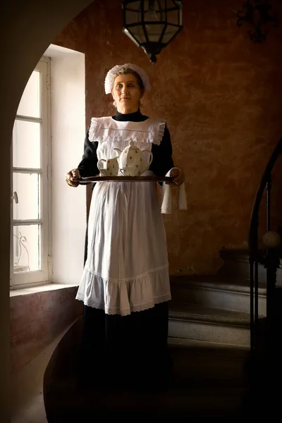 Βικτωριανή Υπηρέτρια Υπηρέτρια Μαύρο Φόρεμα Δαντελωτό Καπέλο Και Λευκή Ποδιά — Φωτογραφία Αρχείου
