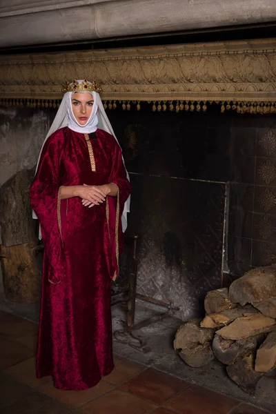 Молода Жінка Середньовічному Костюмі Завісі Золотій Короні — стокове фото