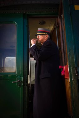 Otantik 1927 1. sınıf tren vagonu ve ayrılan retro tren kondüktörüyle canlandırma sahnesi.