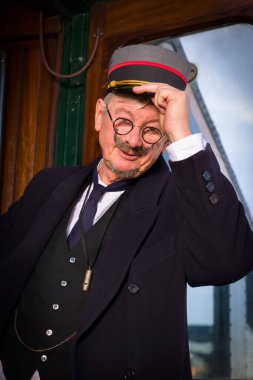 Otantik 1927 1. sınıf tren vagonu ve ayrılan retro tren kondüktörüyle canlandırma sahnesi.