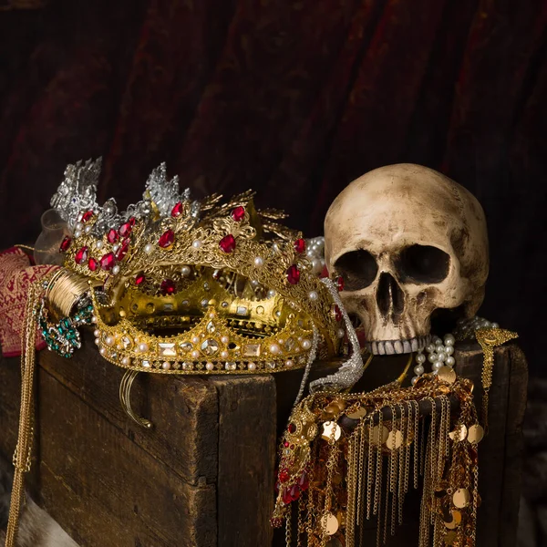 Ρομαντική Εικόνα Σεντούκι Θησαυρού Γεμάτο Κοσμήματα Πολύτιμους Λίθους Και Χρυσά — Φωτογραφία Αρχείου