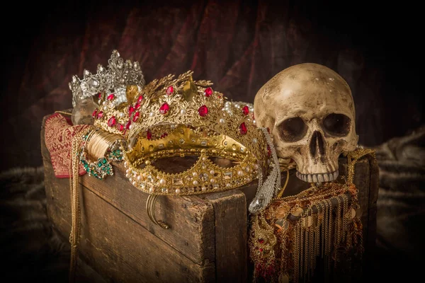 Ρομαντική Εικόνα Σεντούκι Θησαυρού Γεμάτο Κοσμήματα Πολύτιμους Λίθους Και Χρυσά — Φωτογραφία Αρχείου
