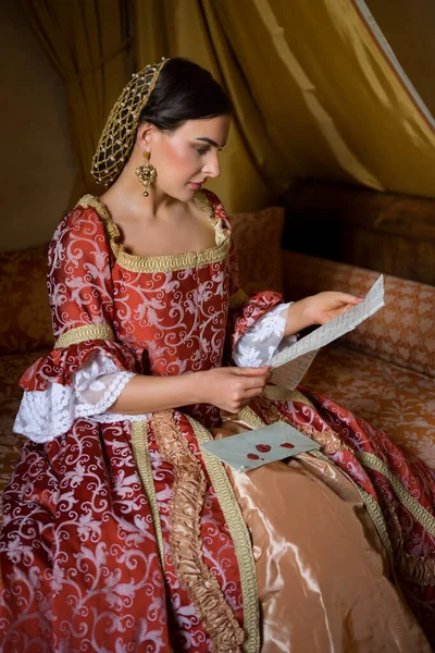 Renaissance Lady Late Medieval Gown Sitting Beautiful Canopy Bed Her — Stock fotografie