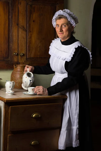 Viktorianisches Dienstmädchen Oder Dienstmädchen Schwarzem Kleid Spitzenmütze Und Weißer Schürze — Stockfoto