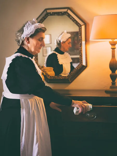 Viktorianisches Dienstmädchen Oder Dienstmädchen Schwarzem Kleid Spitzenmütze Und Weißer Schürze — Stockfoto