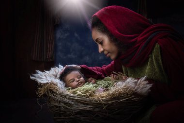 Etiyopyalı bakire Meryem ve siyah bir bebek ile Afrika versiyonunda Noel İsa 'nın doğumu sahnesinin canlı canlandırması.