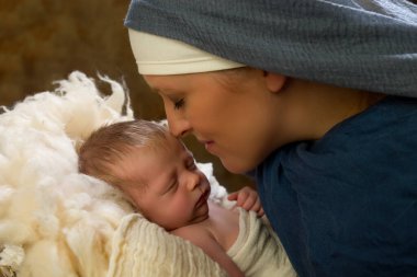 8 günlük bir erkek bebeğin gerçek annesinin Bakire Meryem ve Bebek İsa 'yı oynadığı Noel sahnesini canlandırın.