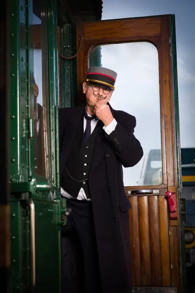 Otantik 1927 1. sınıf tren vagonu ve ayrılan retro tren kondüktörüyle canlandırma sahnesi.