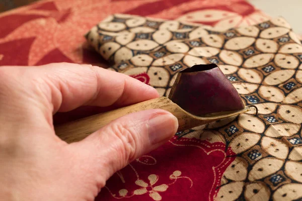 バティック生地は インドネシアの織物の芸術であるカンティングとホットワックスを使用して作られています ストック画像