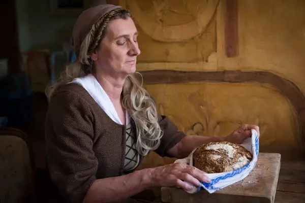Woman Authentic Peasant Renaissance Costume Holding Bread — Stock Photo, Image