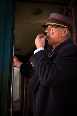 Otantik 1927 1. sınıf tren vagonu ve ayrılan retro tren kondüktörüyle canlandırma sahnesi.