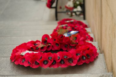 Ypres 'teki Menin Kapısı' nda kırmızı haşhaş çelenkleri. Flanders Fields 'da Birinci Dünya Savaşı sırasında ölen askerlerin anısına bir anıt.