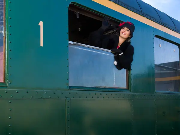 1920 Годы Женщина Меховом Пальто Шляпе Окна Старинного Вагона Поезда Стоковое Фото