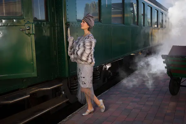 Lady 1920 Traje Vestido Flapper Esperando Trem Vapor Uma Plataforma Imagens De Bancos De Imagens