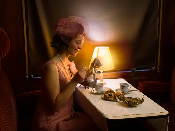 Cena Reencenação Uma Senhora Vestido Flapper 1920 Desfrutando Chá Alto Imagens De Bancos De Imagens