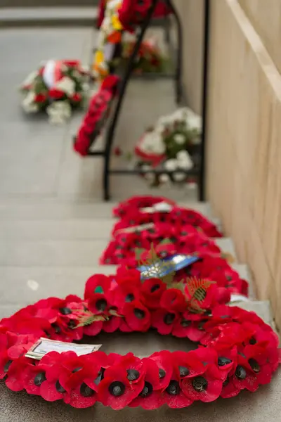 伊普拉斯梅宁门的红罂粟花圈 纪念一战期间在佛兰德地区阵亡的士兵 免版税图库照片