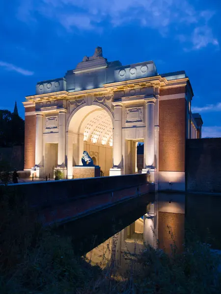 Vista Sobre Portão Menin Ypres Memorial Dos Soldados Caídos Durante Imagens De Bancos De Imagens Sem Royalties
