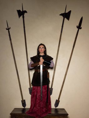 Efsanevi Jeanne d 'Arc' ı tasvir eden zırhlı bir ortaçağ şövalyesinin canlandırma sahnesi.