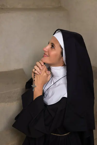 Junge Erwachsene Frau Authentischer Tracht Und Schleier Einer Katholischen Nonne lizenzfreie Stockbilder