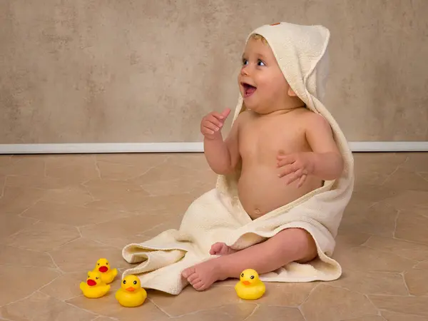 Monate Alter Kleiner Junge Gelbem Badetuch Amüsiert Sich Mit Seifenblasen Stockbild