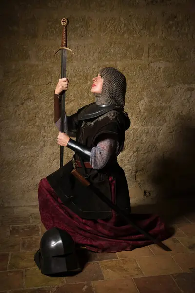Representación Escena Caballero Medieval Femenino Con Armadura Que Representa Legítima Imagen De Stock