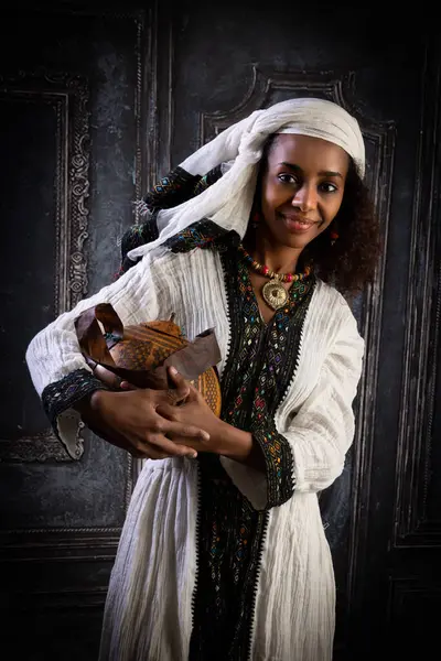 Young Ethiopian Woman Posing Her Traditional National Costume Carrying Handbag Royalty Free Stock Images